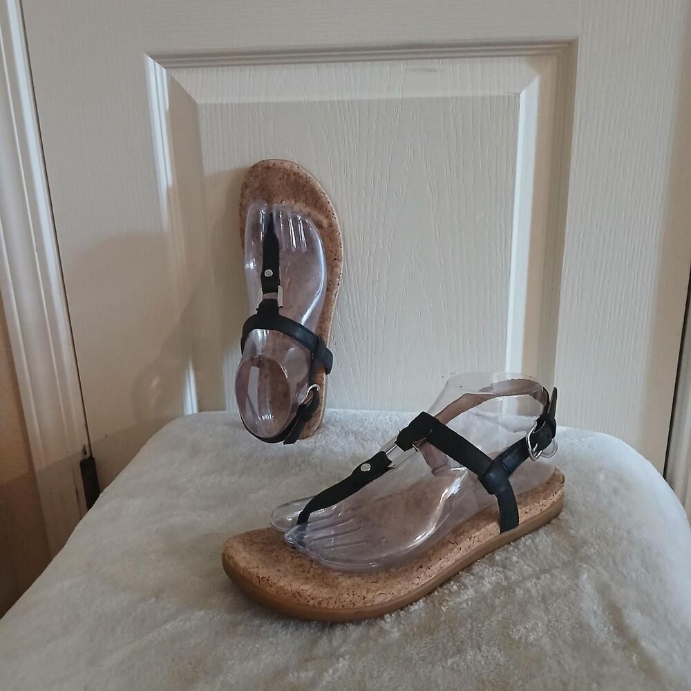 UGG Aleigh Black Leather T-Strap Thong Sandals 9.5 Classic Basic Granola Staple